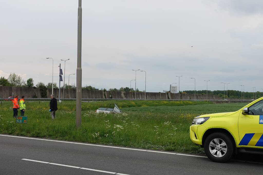 Auto te water, bestuurder gevlucht