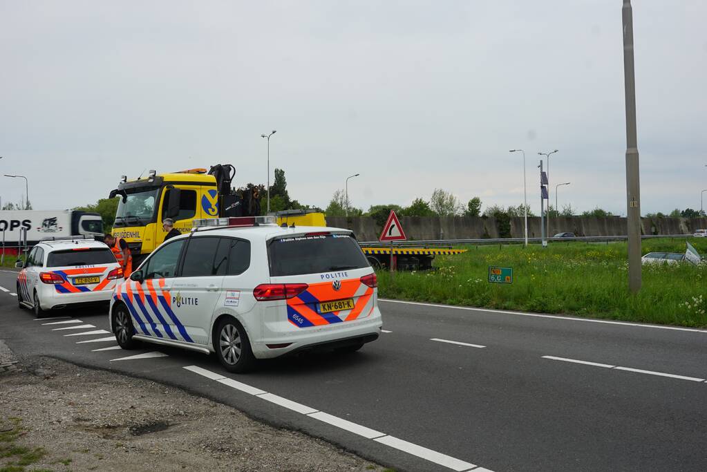 Auto te water, bestuurder gevlucht