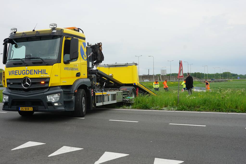 Auto te water, bestuurder gevlucht