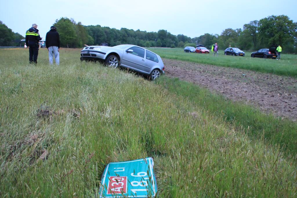 Auto belandt in de sloot naast de A30