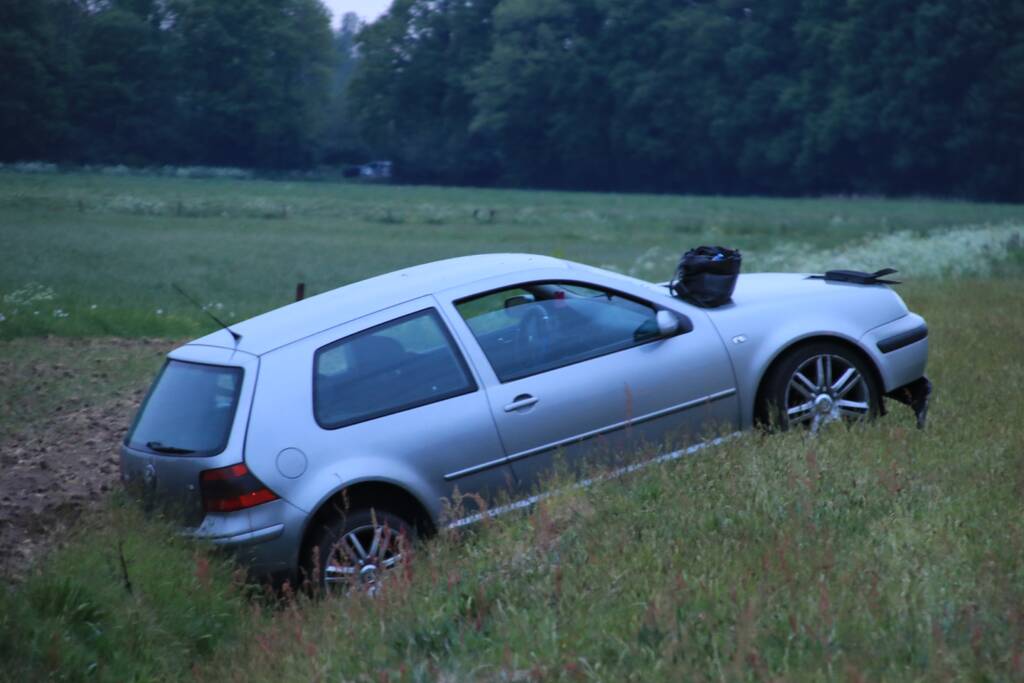 Auto belandt in de sloot naast de A30