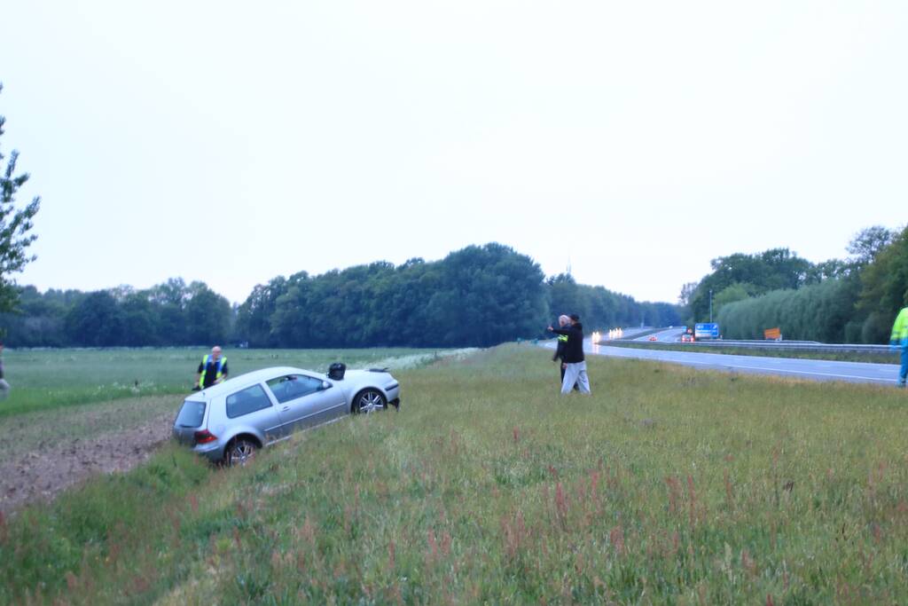Auto belandt in de sloot naast de A30