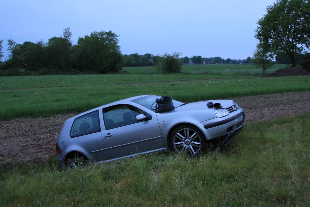 Auto belandt in de sloot naast de A30