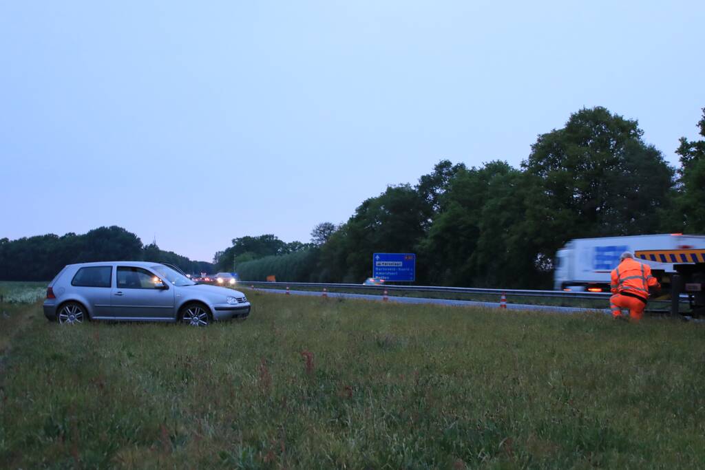 Auto belandt in de sloot naast de A30
