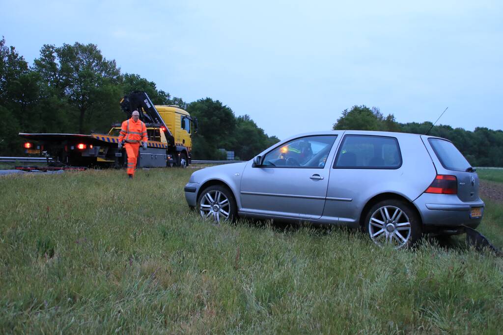 Auto belandt in de sloot naast de A30