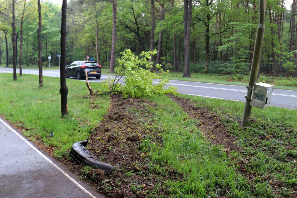 Bestelbus belandt op zijn kant in bosschage