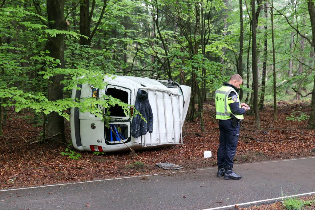 Bestelbus belandt op zijn kant in bosschage