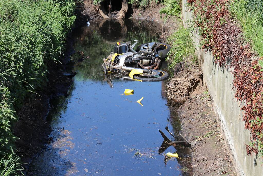 Motorrijder belandt in sloot na aanrijding met auto