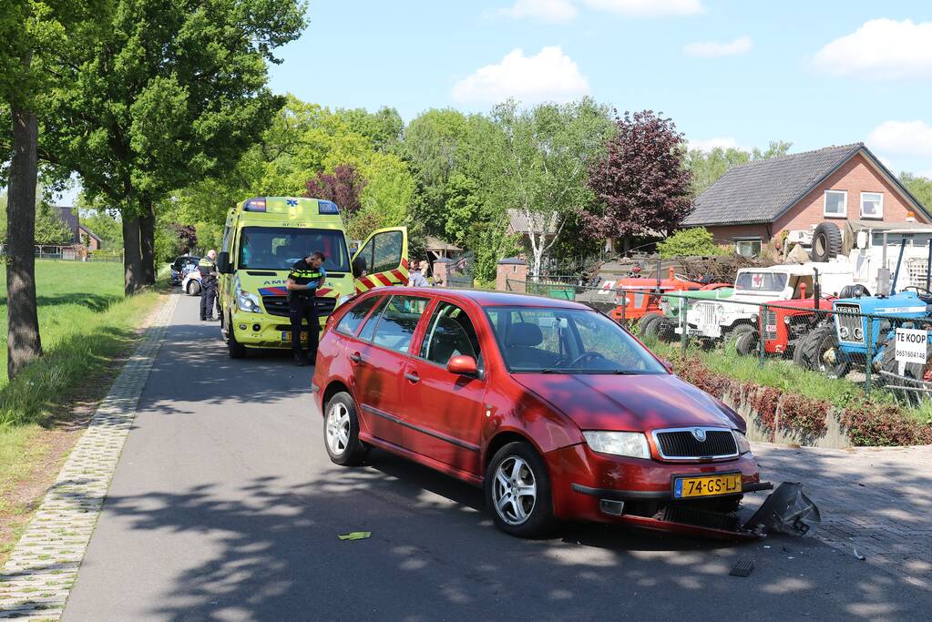Motorrijder belandt in sloot na aanrijding met auto