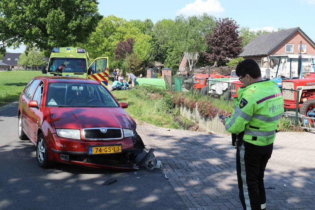 Motorrijder belandt in sloot na aanrijding met auto