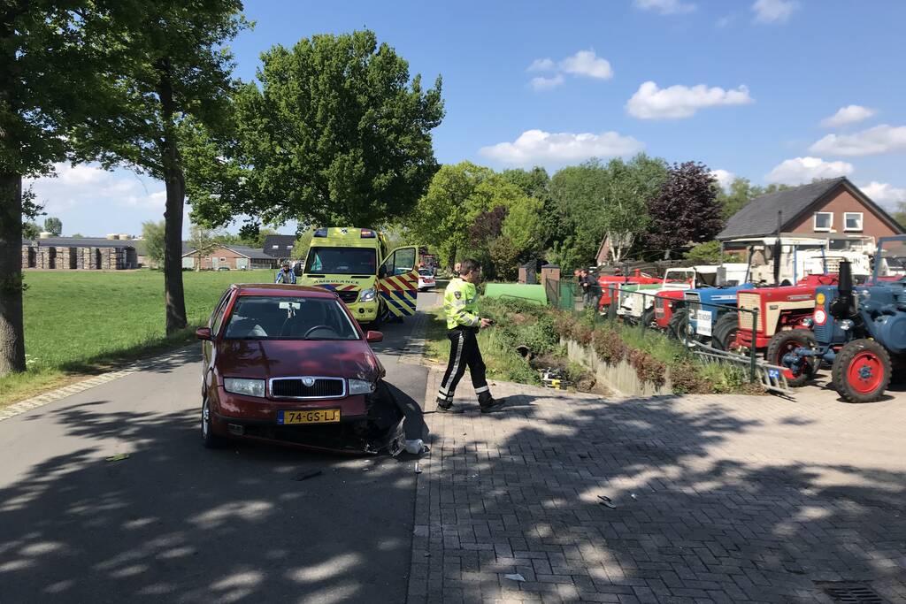 Motorrijder belandt in sloot na aanrijding met auto