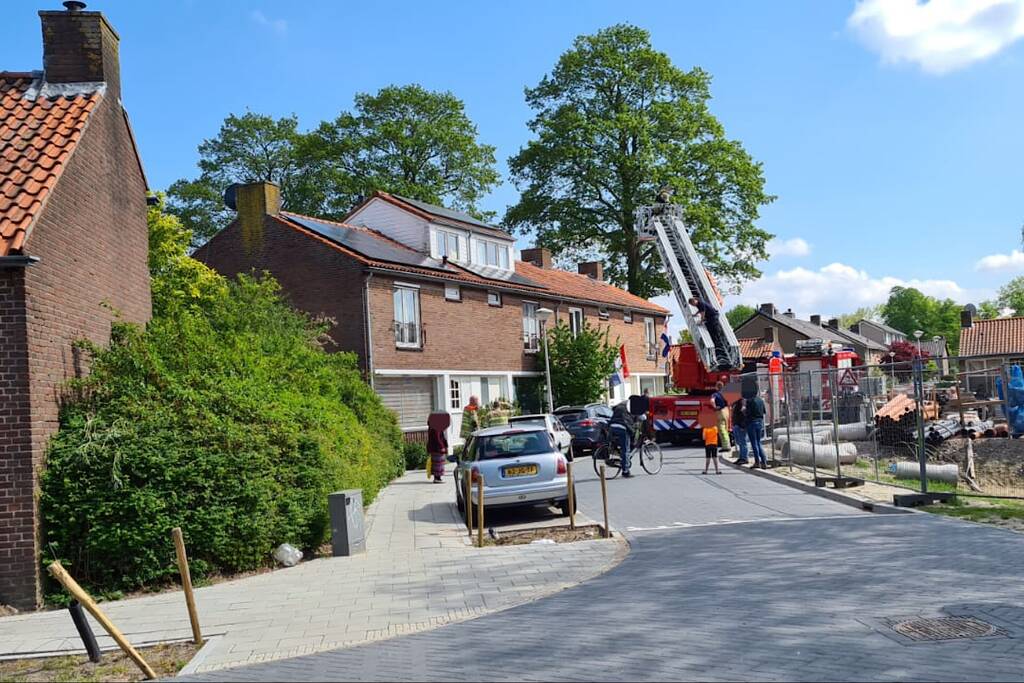 Man vast op dak bij werkzaamheden