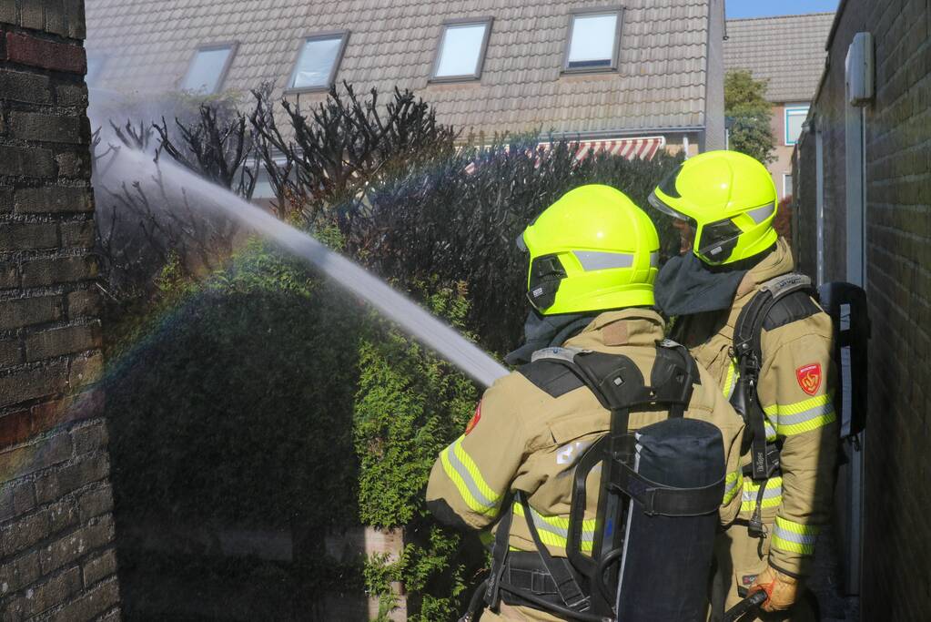Veel rook bij brand in coniferenhaag