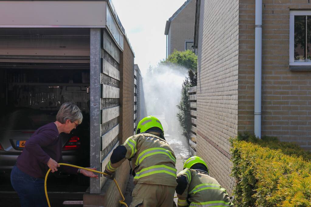 Veel rook bij brand in coniferenhaag