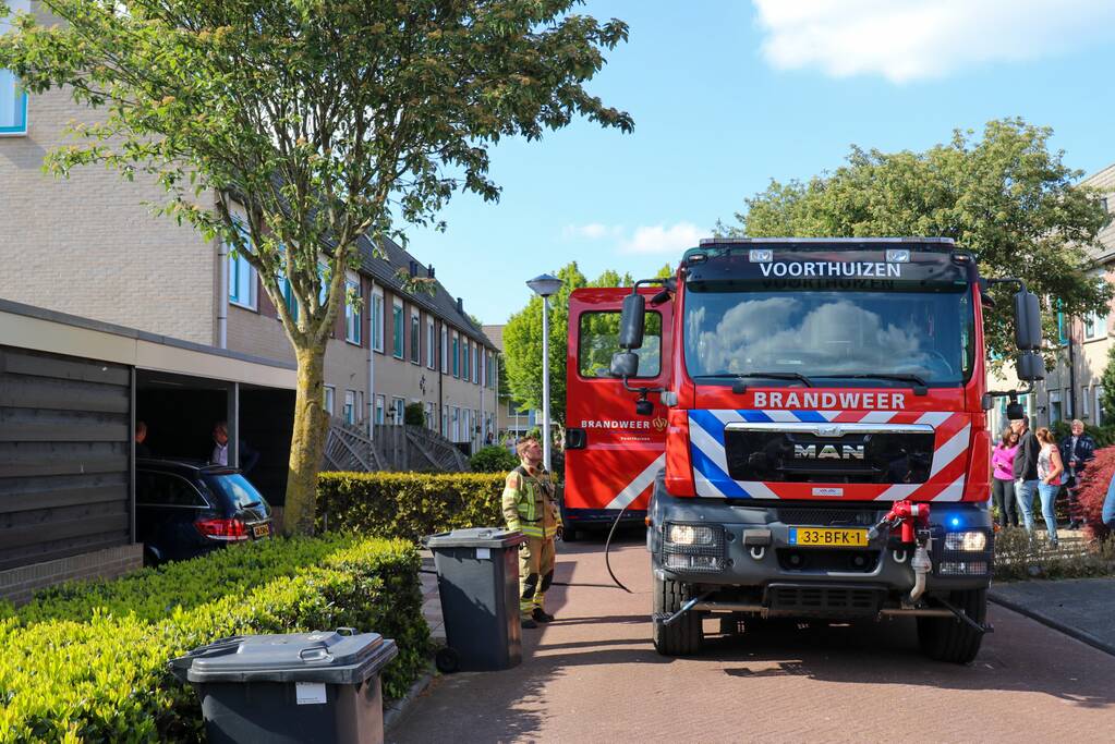 Veel rook bij brand in coniferenhaag