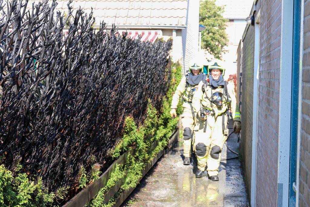 Veel rook bij brand in coniferenhaag