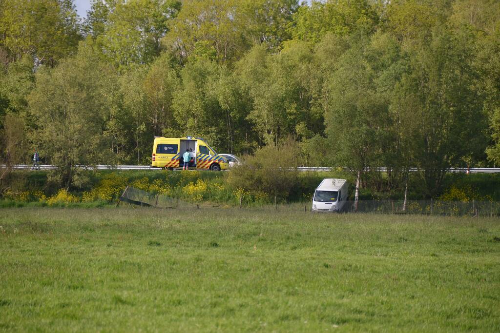 Bestelbus belandt in bosschage naast de weg