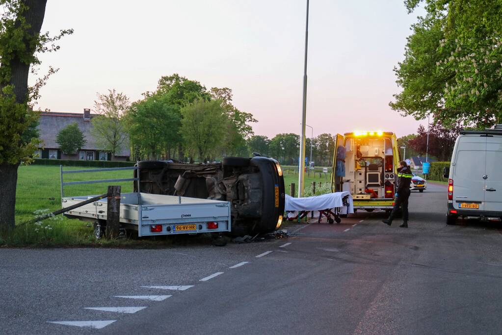 Bestelbus belandt op zijn kant
