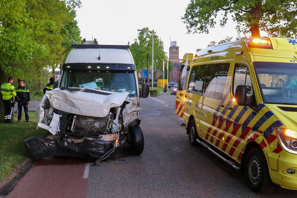 Bestelbus belandt op zijn kant