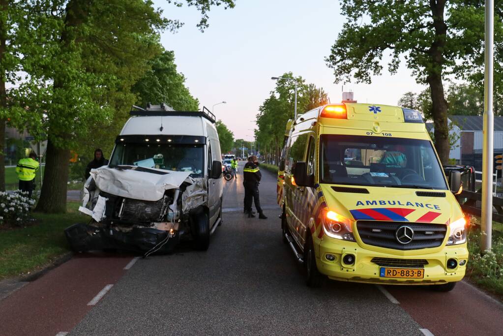 Bestelbus belandt op zijn kant