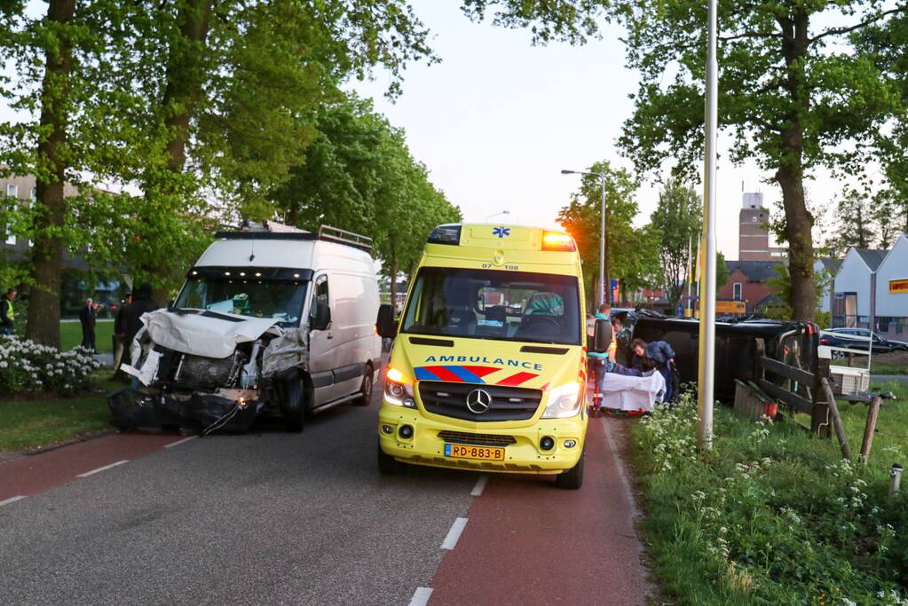 Bestelbus belandt op zijn kant