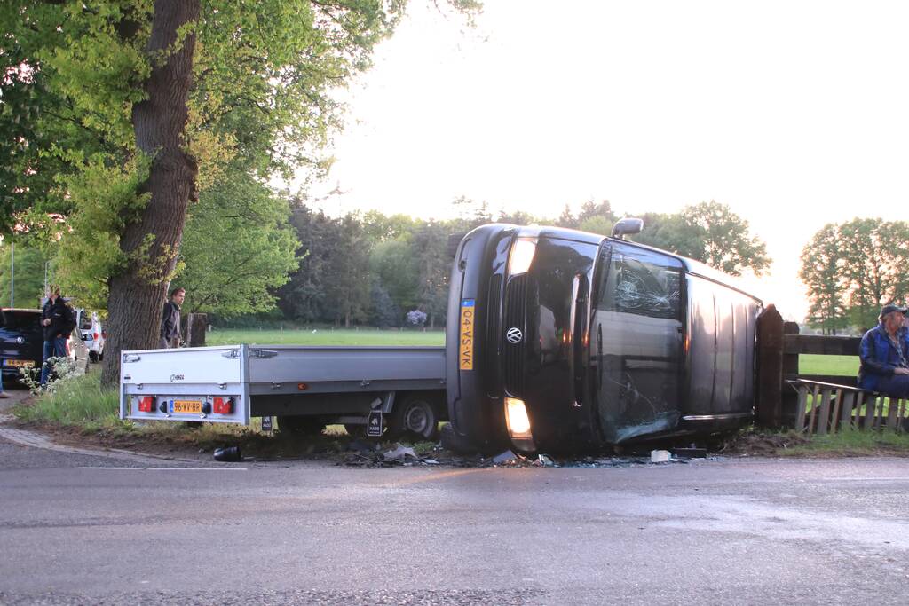 Bestelbus belandt op zijn kant