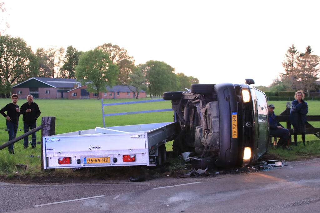 Bestelbus belandt op zijn kant