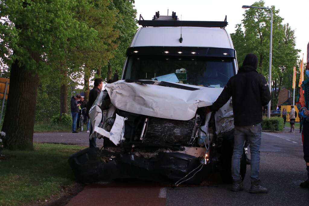 Bestelbus belandt op zijn kant