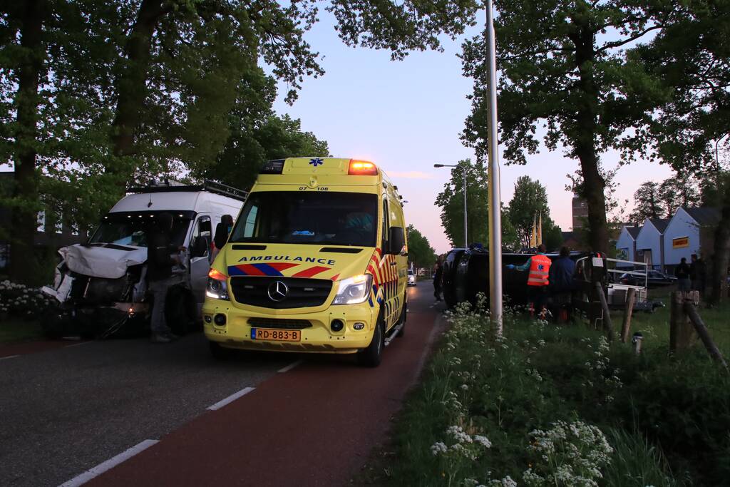 Bestelbus belandt op zijn kant