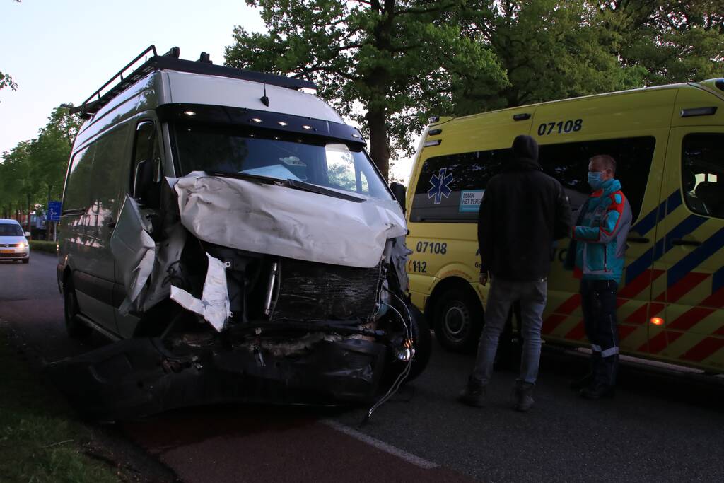 Bestelbus belandt op zijn kant
