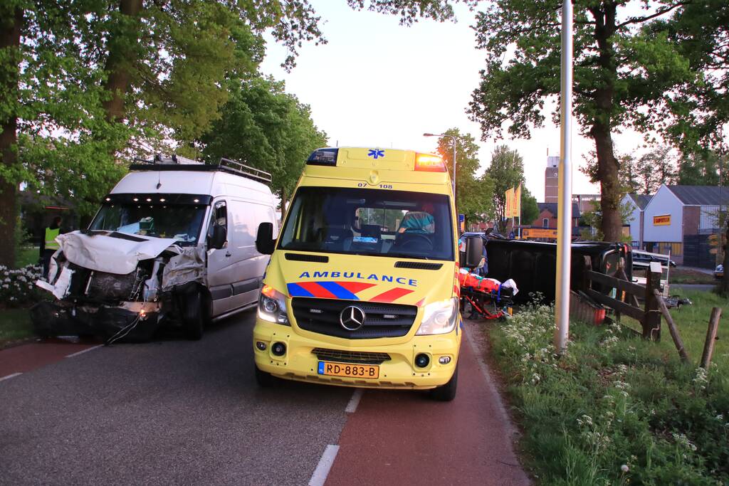Bestelbus belandt op zijn kant