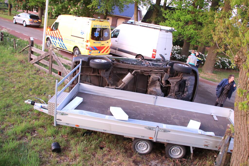 Bestelbus belandt op zijn kant