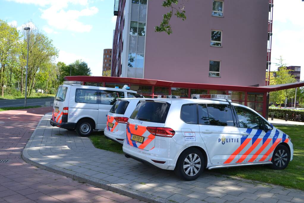 Flat omsingeld na bedreiging met vuurwapen