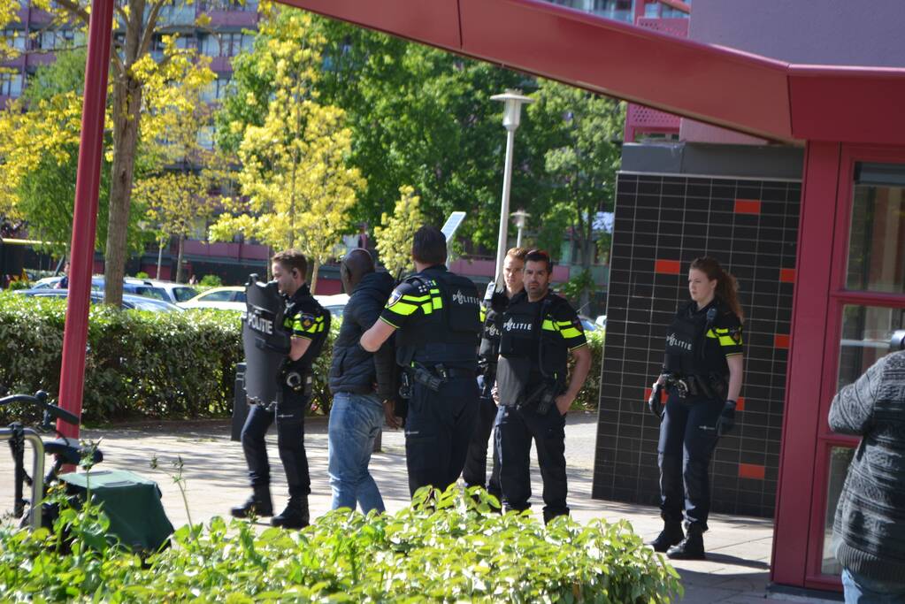 Flat omsingeld na bedreiging met vuurwapen