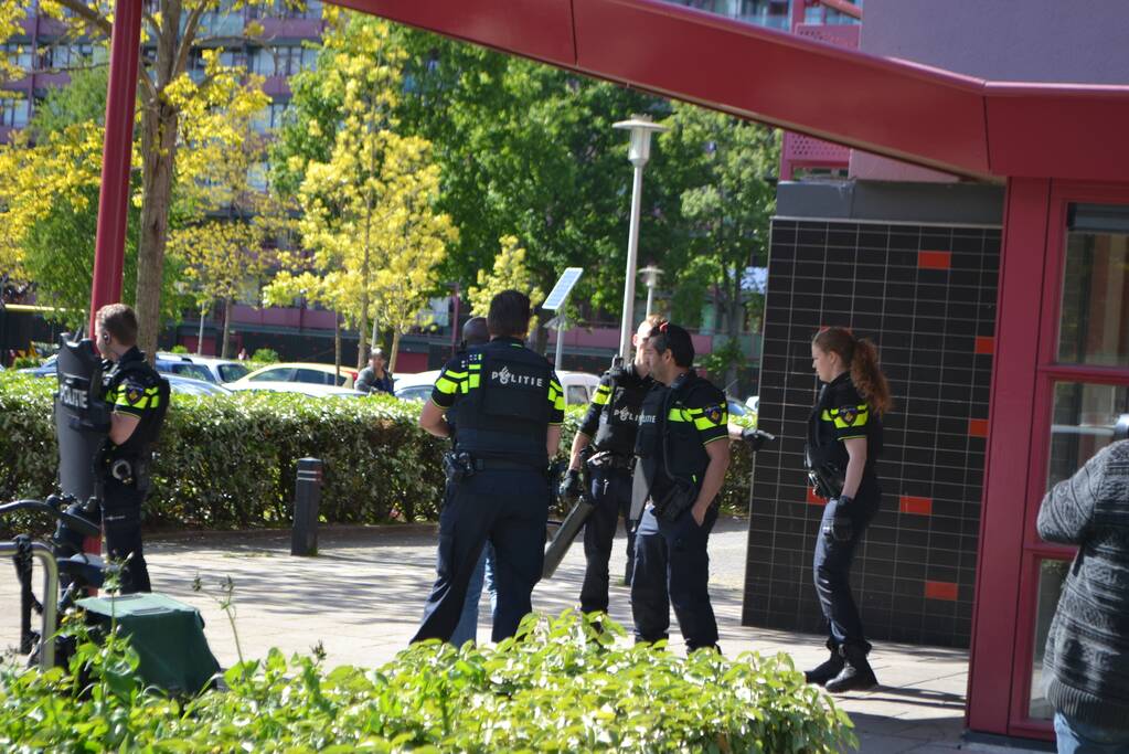 Flat omsingeld na bedreiging met vuurwapen