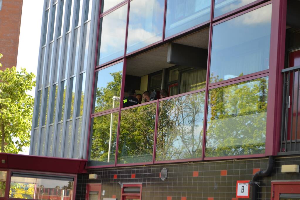 Flat omsingeld na bedreiging met vuurwapen