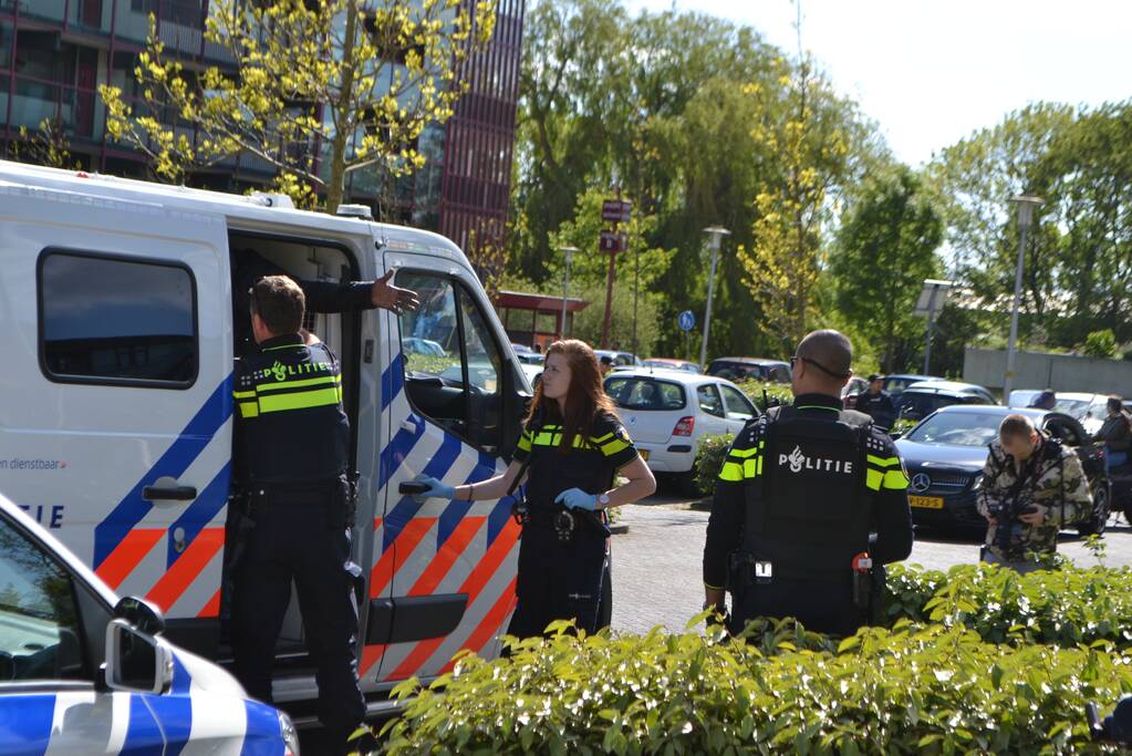 Flat omsingeld na bedreiging met vuurwapen