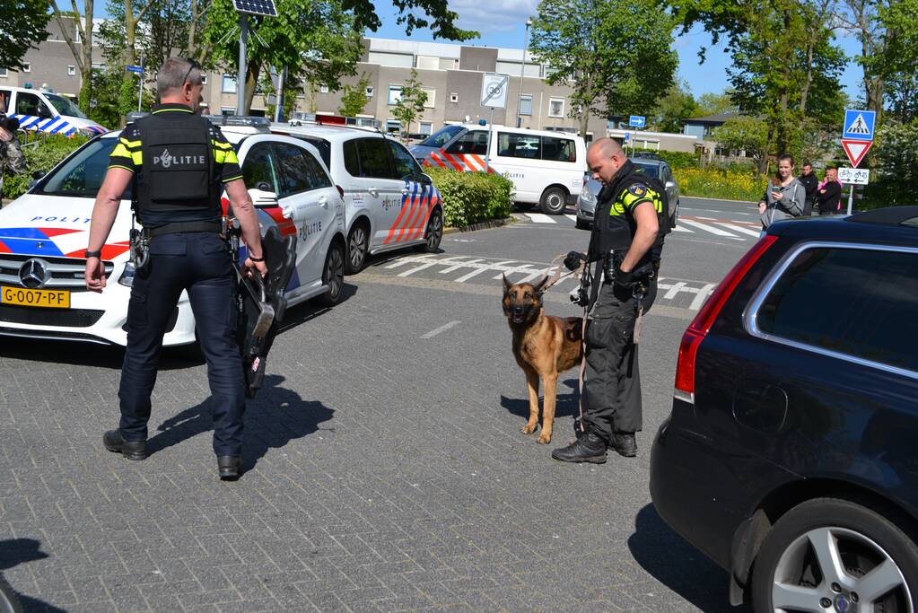 Flat omsingeld na bedreiging met vuurwapen