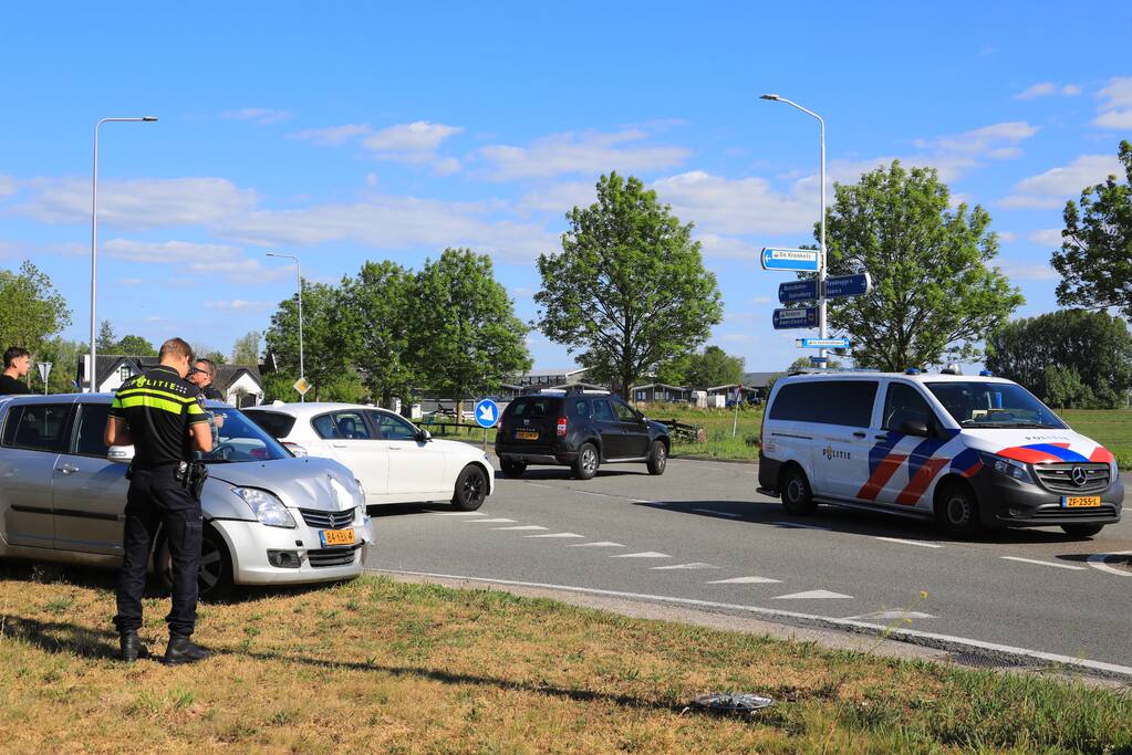 Twee auto's in botsing op kruising