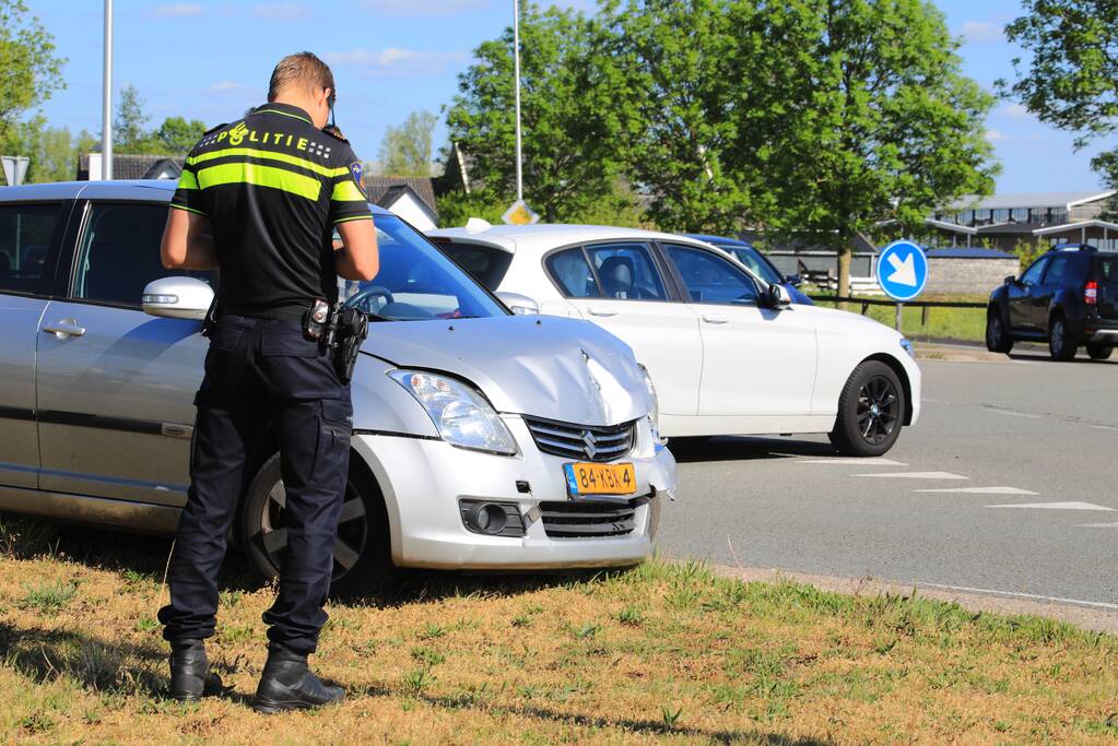 Twee auto's in botsing op kruising