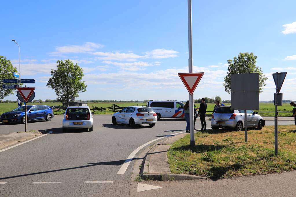 Twee auto's in botsing op kruising