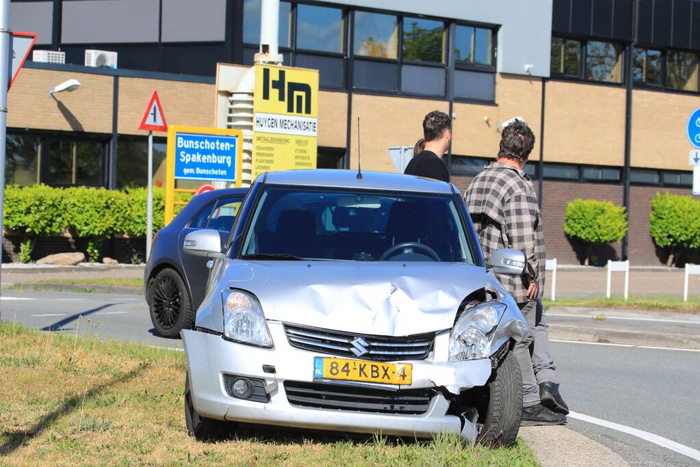 Twee auto's in botsing op kruising