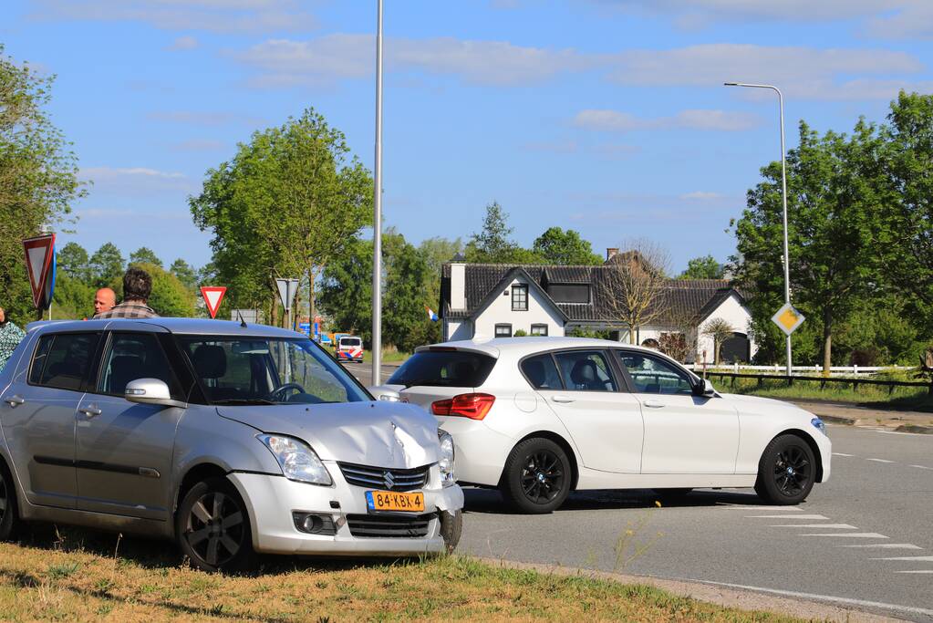 Twee auto's in botsing op kruising