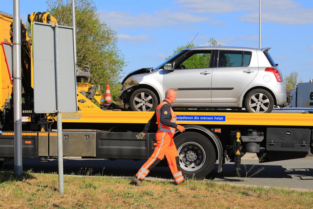Twee auto's in botsing op kruising