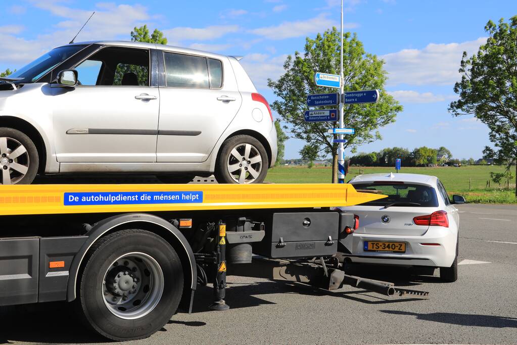 Twee auto's in botsing op kruising