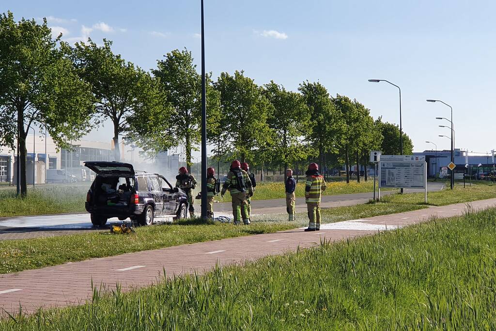 Veel rook bij autobrand