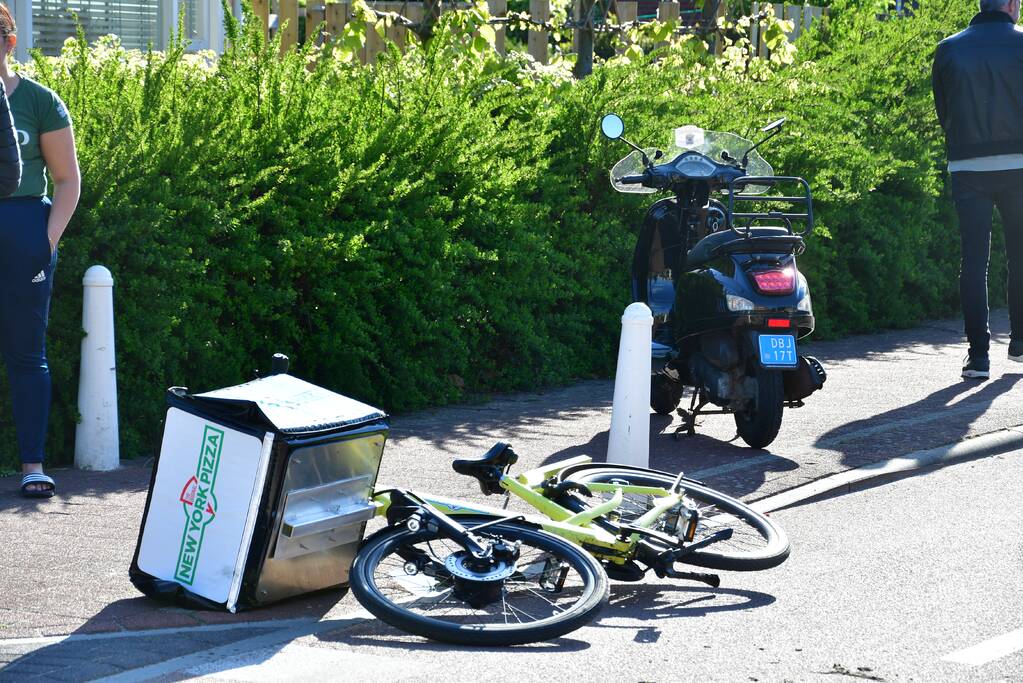 Pizzabezorger gewond na aanrijding met scooter