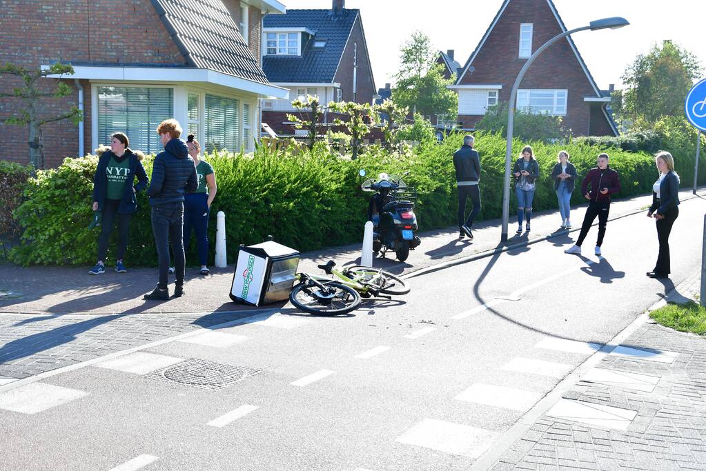 Pizzabezorger gewond na aanrijding met scooter