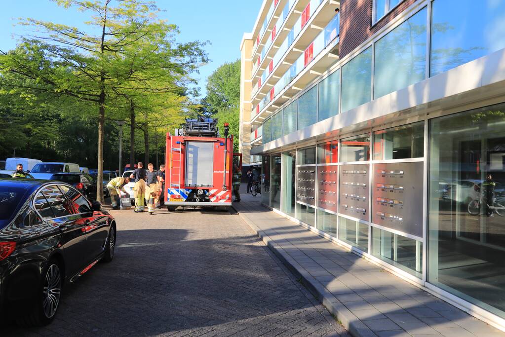 Kindje vast met voet aan balustrade flat