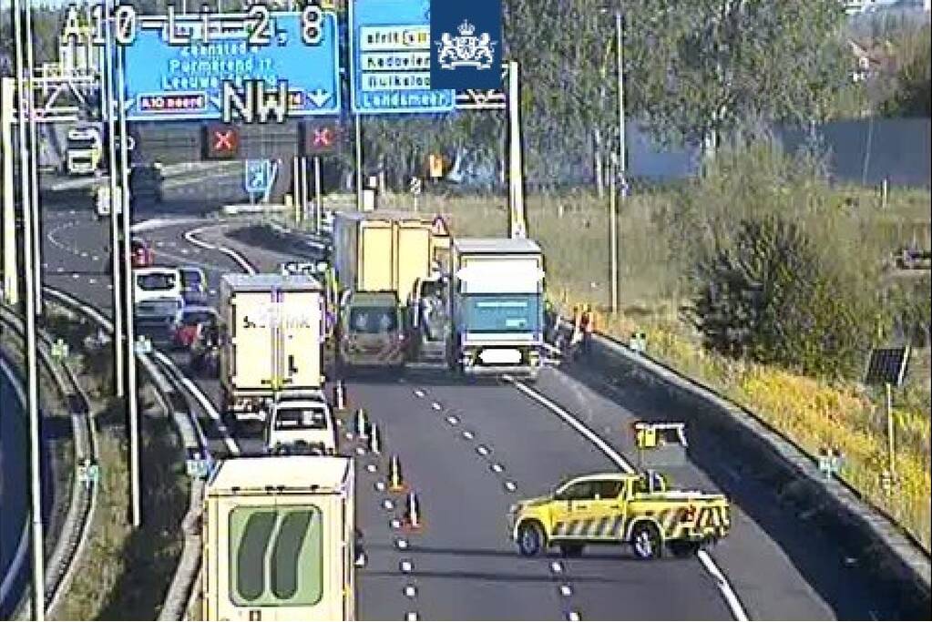 Bestuurder(49) overleden bij zware aanrijding met vrachtwagen